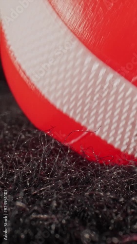 Super Nahaufnahme roter Klett Ball