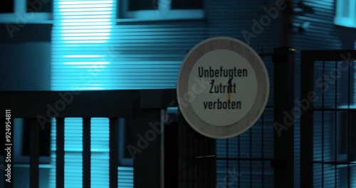 Unbefugten zutritt verboten schild photo