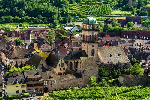 L'Église catholique de l'Invention de la Sainte-Croix à Kaysersberg vignoble : l'architecture médiévale en Alsace photo