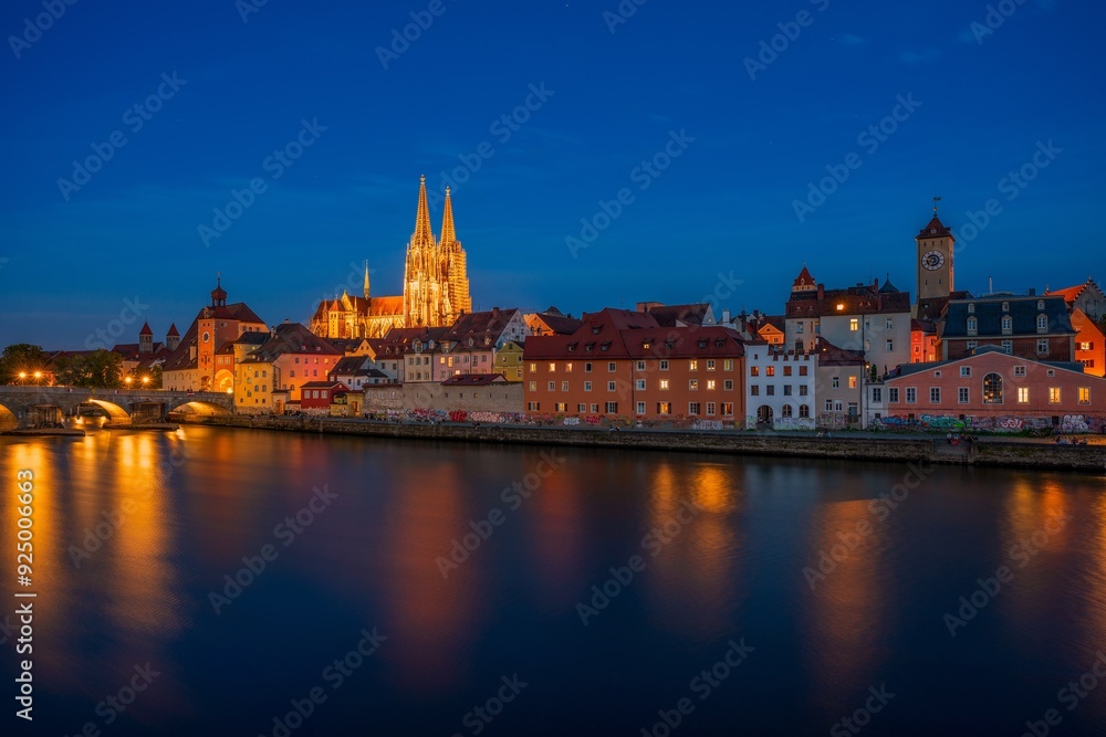 Obraz premium Panoramic view of Regensburg's old town on the Danube in Germany.