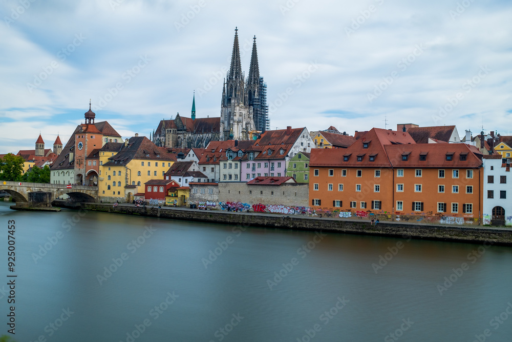 Obraz premium Panoramic view of Regensburg's old town on the Danube in Germany.