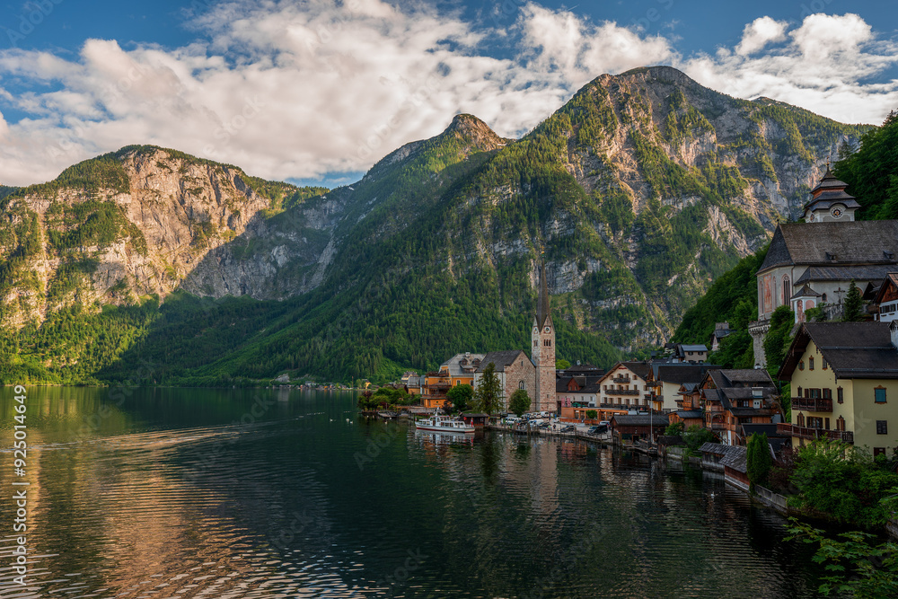 Naklejka premium Panoramic view of the village of Hallstatt on Lake Hallstatt in Austria.