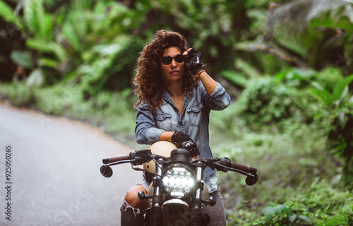 Canvas Print Beautiful girl having fun driving her custom cafe racer motorcycle