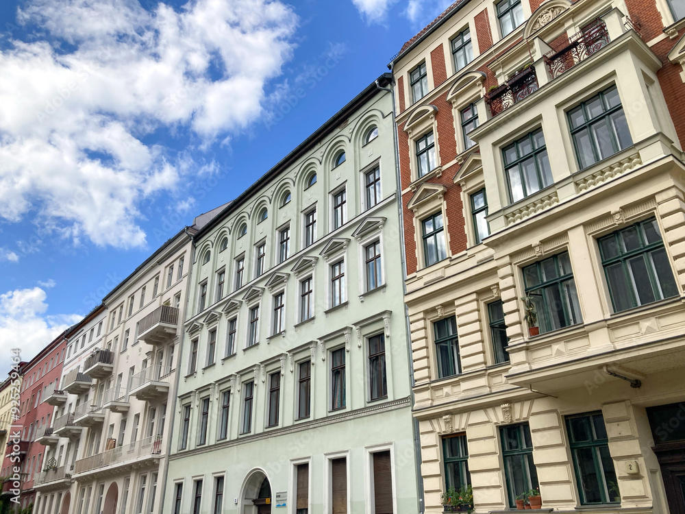 Sanierte Altbaufassaden in Berlin-Mitte und Berlin-Pankow, Deutschland
