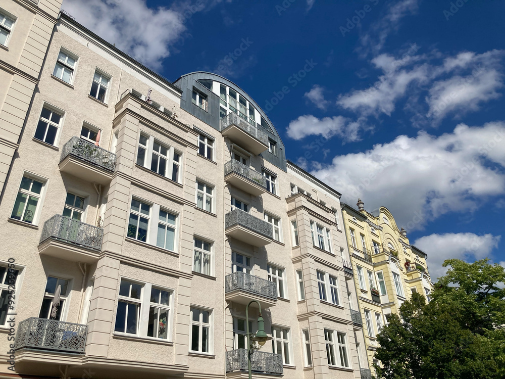 Sanierte Altbaufassaden in Berlin-Mitte und Berlin-Pankow, Deutschland