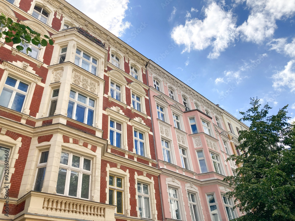 Sanierte Altbaufassaden in Berlin-Mitte und Berlin-Pankow, Deutschland