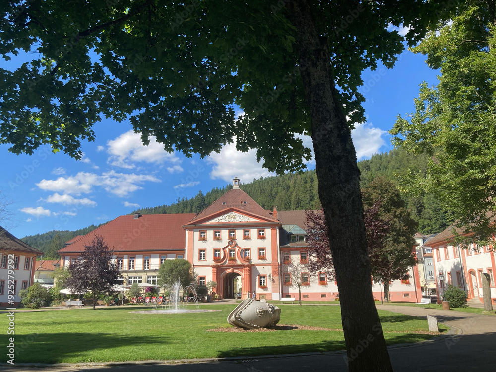 Blick durch den Kurgarten auf das barocke Rathaus von St. Blasien im Schwarzwald, Deutschland