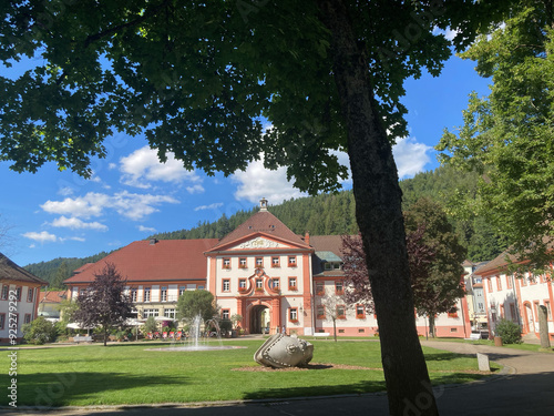 Obraz na płótnie Blick durch den Kurgarten auf das barocke Rathaus von St. Blasien im Schwarzwald, Deutschland w salonie