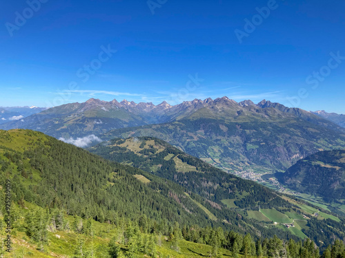 Die Schobergruppe gesehen von der Kreuzeckgruppe im Sommer