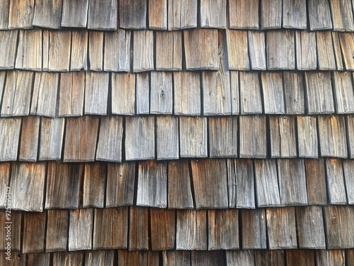Obraz na płótnie Verwitterte Holzschindeln auf einem Schwarzwaldhaus, Deutschland w salonie