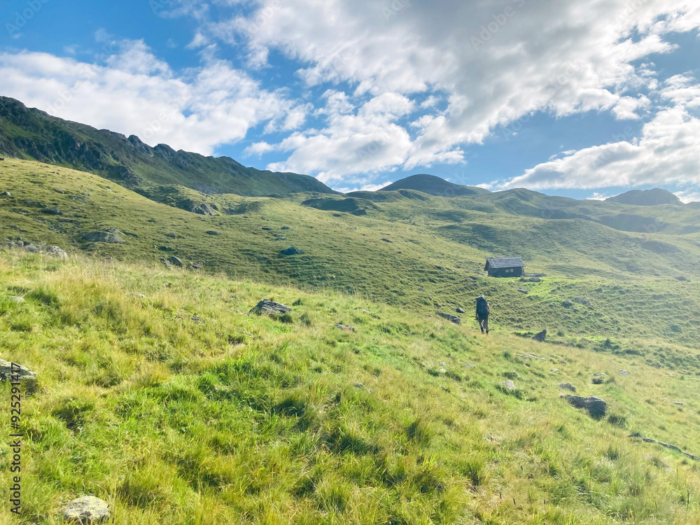 Einsamer Wanderer auf einer Alm in Österreich