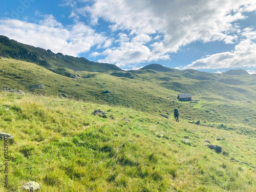 Einsamer Wanderer auf einer Alm in Österreich