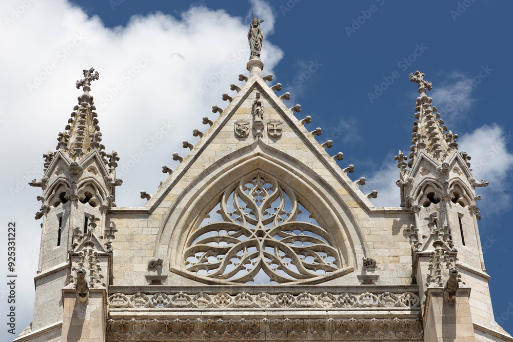 Obraz premium Spanien - Leon: Kathedrale mit Fassade - Detail mit Giebel