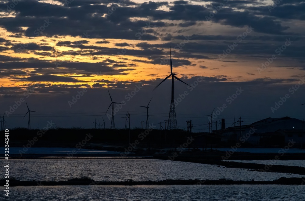 Obraz premium Sunset at the saltpans of Tuticorn, India.