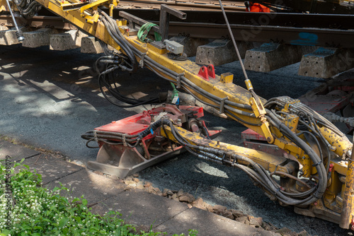 Baumaschine ersetzt den Schotter am Gleis photo