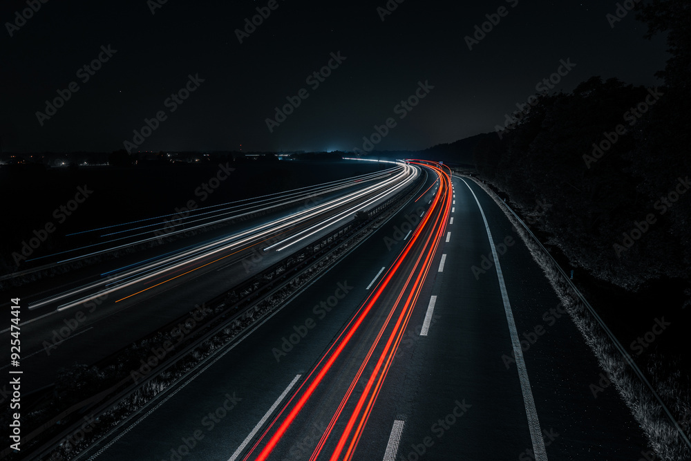 Fototapeta premium Autobahnverkehr nachts