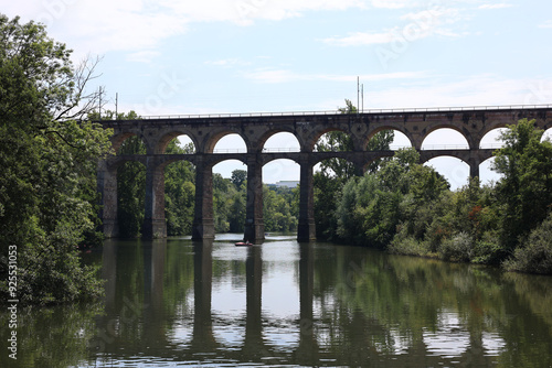 Enztalviadukt in Bietigheim-Bissingen bei herrlichem Sommerwetter, unter dem Viadukt schwimmt ein Paddelboot.