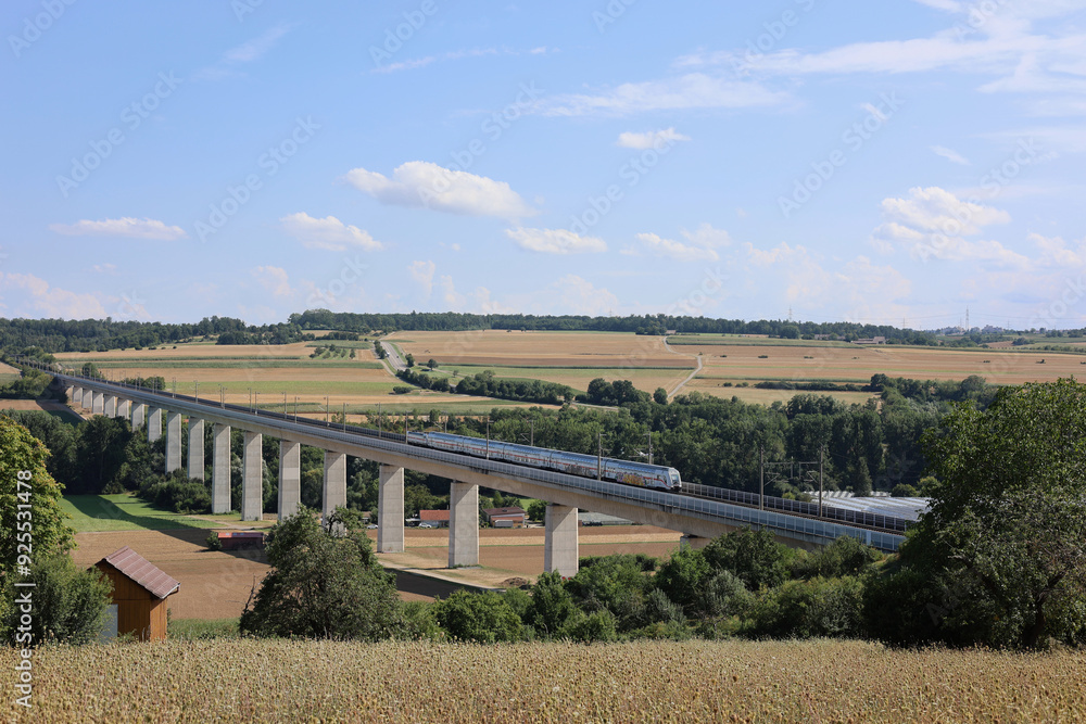 Fototapeta premium Auf der Schnellfahrstrecke Mannheim-Stuttgart überquert ein rasender Intercity die Enztalbrücke bei Vahingen an der Enz.