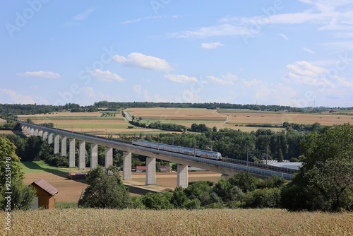 Auf der Schnellfahrstrecke Mannheim-Stuttgart überquert ein rasender Intercity die Enztalbrücke bei Vahingen an der Enz.