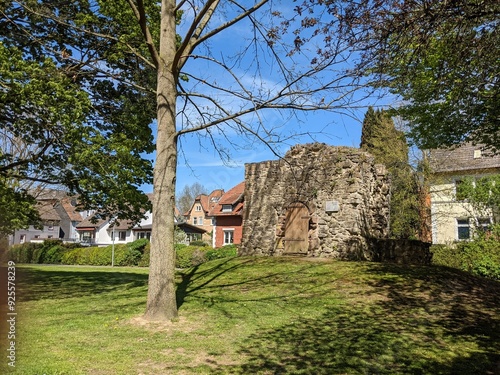 Reste eines alten Wehrturmes mit Stadtmauer 