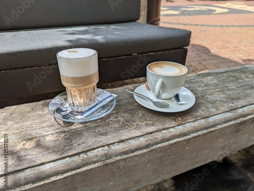 Zwei Kaffeegetränke auf einem Tisch aus einer Schiffsplanke 
