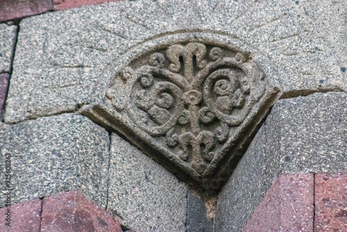 Fotografie Ornate stone carvings on the Emir Saltuk Tomb in Erzurum, depicting the Tree of Life, symbolizing immortality and the connection between the heavens, earth, the underworld in ancient Turkish culture