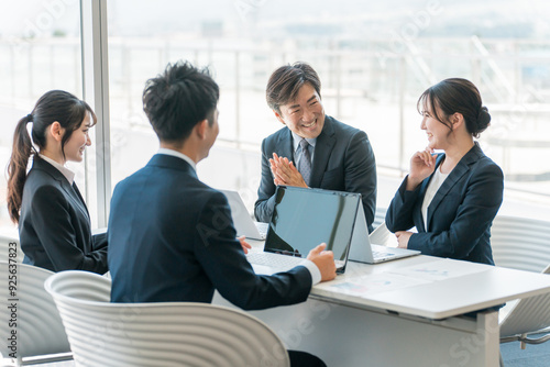 Wallpaper Mural 企業の会議室で会議・ミーティング・打ち合わせ・商談をする男女の会社員・ビジネスマン
 Torontodigital.ca