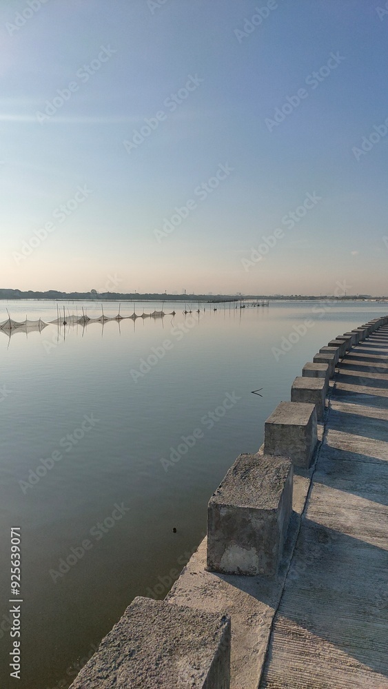 Obraz premium Malabon dike on a hot August dawn