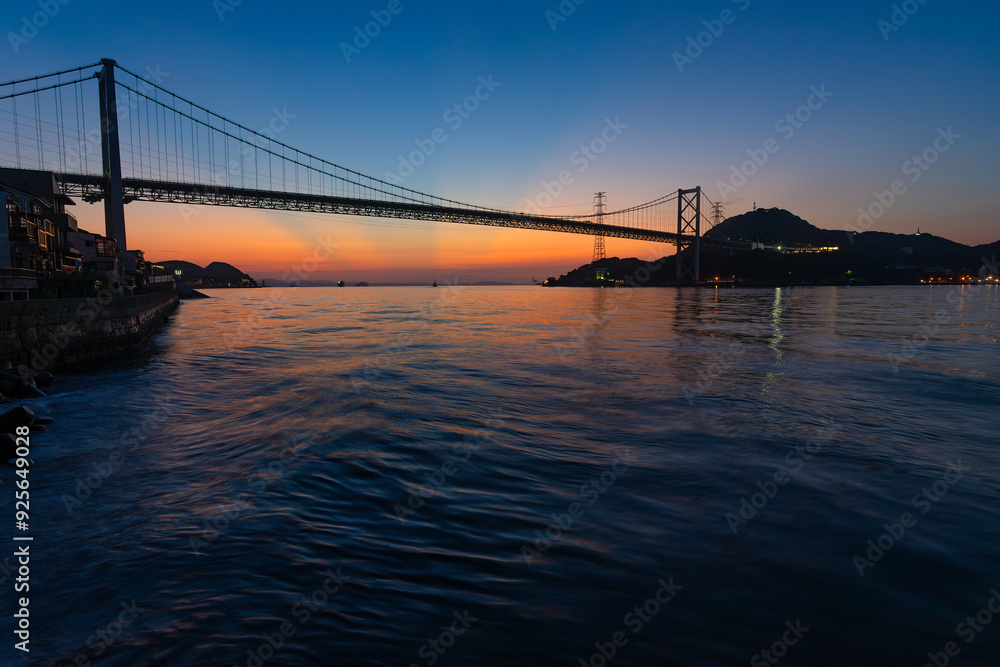 Obraz premium 薄明光線出る夜明けの関門海峡20240813-3