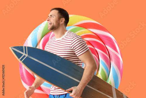 Young man with inflatable m...