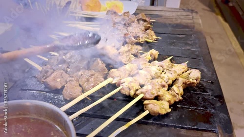 Video 4k de comida peruana, deliciosos anticuchos de corazón y molleja