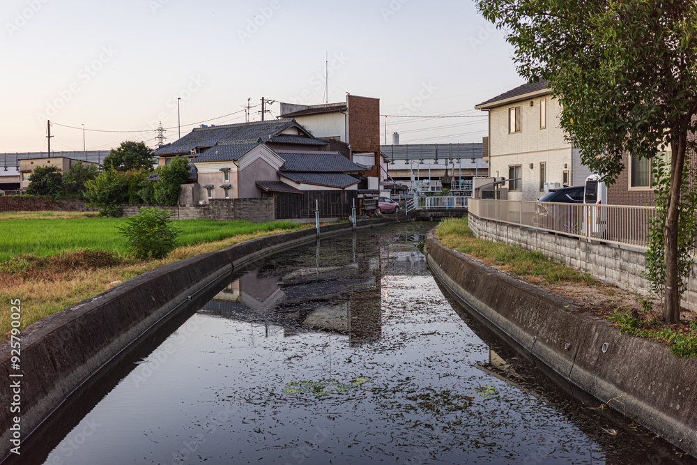 Obraz premium 日本の岡山県岡山市の夏の早朝の美しい町の風景