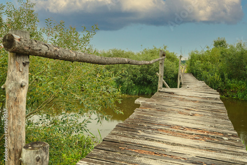 Kładka mostek stary zniszczony drewniany na rzece Narew