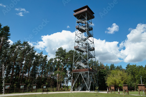 Wieża widokowa wysoka z metalu i drewna górująca nad okolicą photo