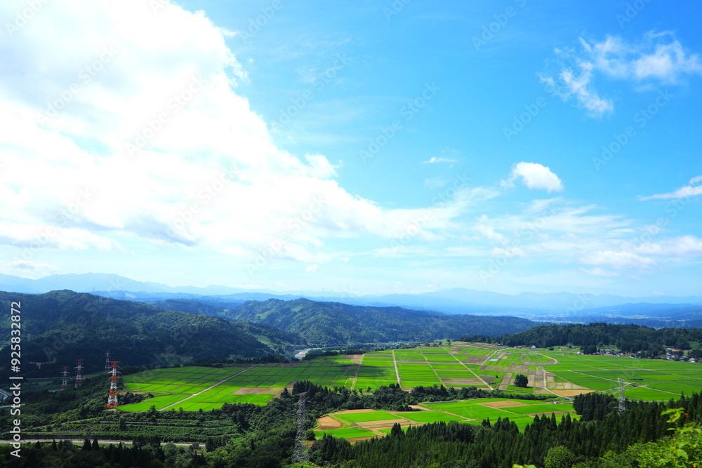 Obraz premium 河岸段丘の大地に広がる田園地帯