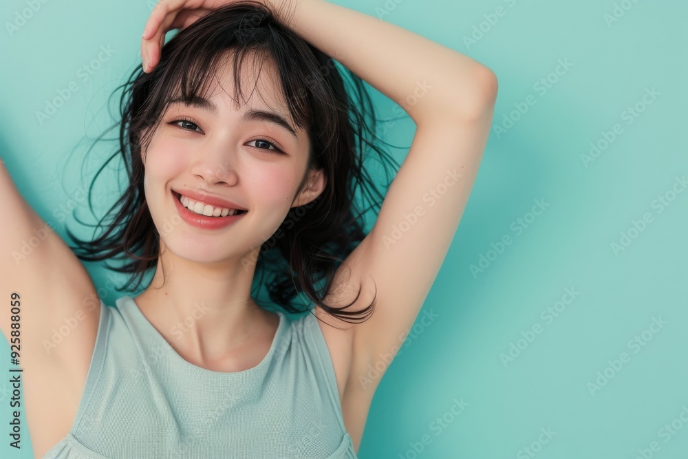 脇を見せている笑顔の日本人女性(脱毛・脇脱毛・医療脱毛・美容脱毛・美容皮膚科) 脇を見せている笑顔の日本人女性(脱毛・脇脱毛・医療脱毛・美容脱毛・美容皮膚科)