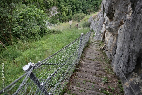 Obraz na płótnie Laviano - Scalinata di accesso al ponte tibetano w salonie