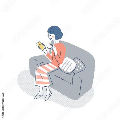 ソファーに座ってスマートフォンを見ている笑顔の女性