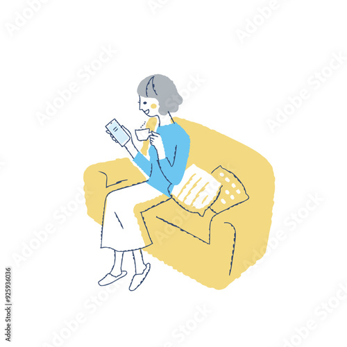 ソファーに座ってスマートフォンを見ている笑顔の女性