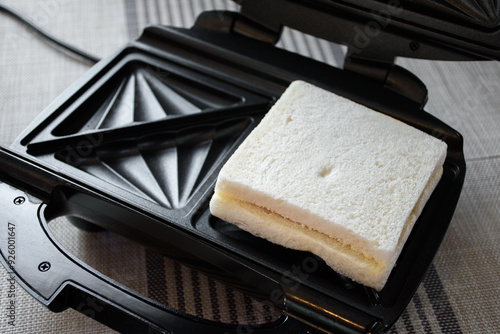 Foto Close up of sandwich bread on a toaster for making hot sandwich toast breakfast