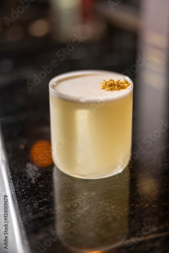 coctel en old fashion sour con flor arriba