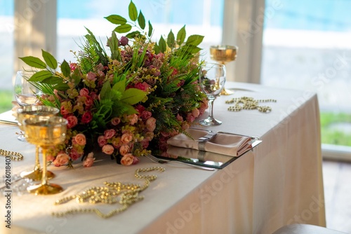 Obraz na płótnie Luxury Wedding Venue: Beautifully Decorated Indoor Space with Floral Arrangements w salonie
