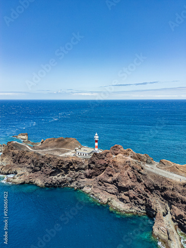 TENERIFE FARO bianco e rosso DI PUNTA DE TENO E PANORAMA OCEANO ATLANTICO