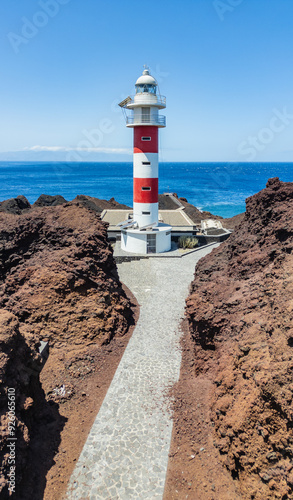 TENERIFE FARO bianco e rosso DI PUNTA DE TENO E PANORAMA OCEANO ATLANTICO