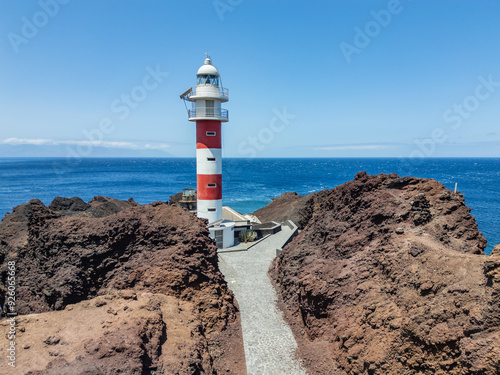 TENERIFE FARO bianco e rosso DI PUNTA DE TENO E PANORAMA OCEANO ATLANTICO