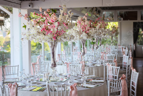 Obraz na płótnie Indoor Wedding Reception: Round Table with White Flowers and Crystal Accents w salonie