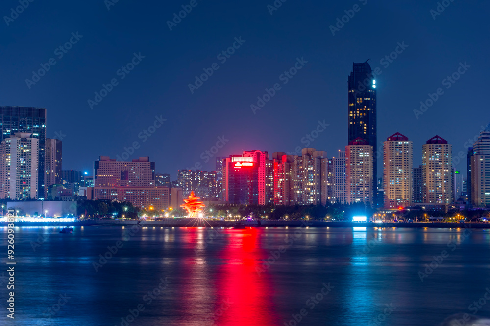 Naklejka premium Night view of Qingdao City