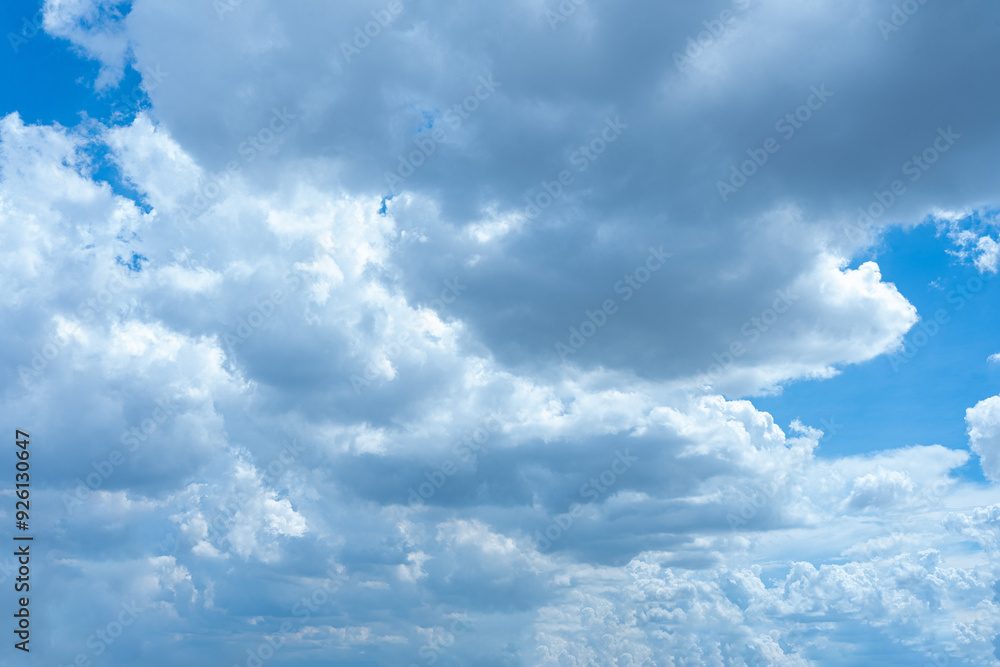 Obraz premium A sunny day with fluffy white clouds