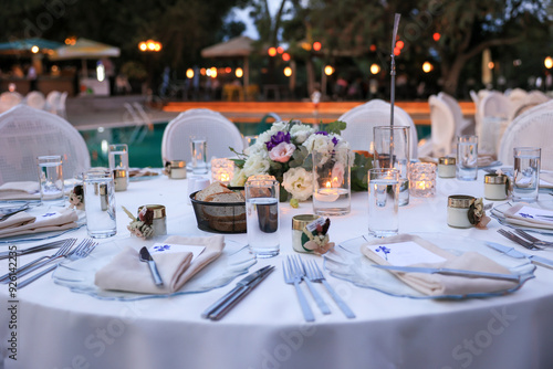 Obraz na płótnie Elegant Poolside Wedding Reception with Round Tables and White Chairs w salonie