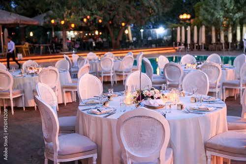 Obraz na płótnie Elegant Poolside Wedding Reception with Round Tables and White Chairs w salonie